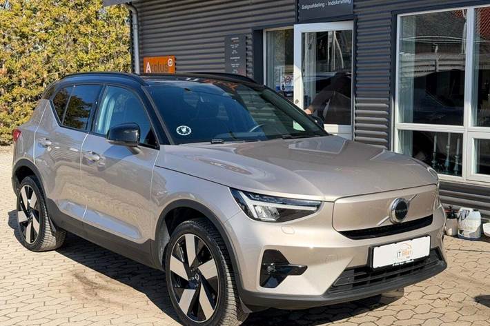 Orange Volvo XC40 fra 2024