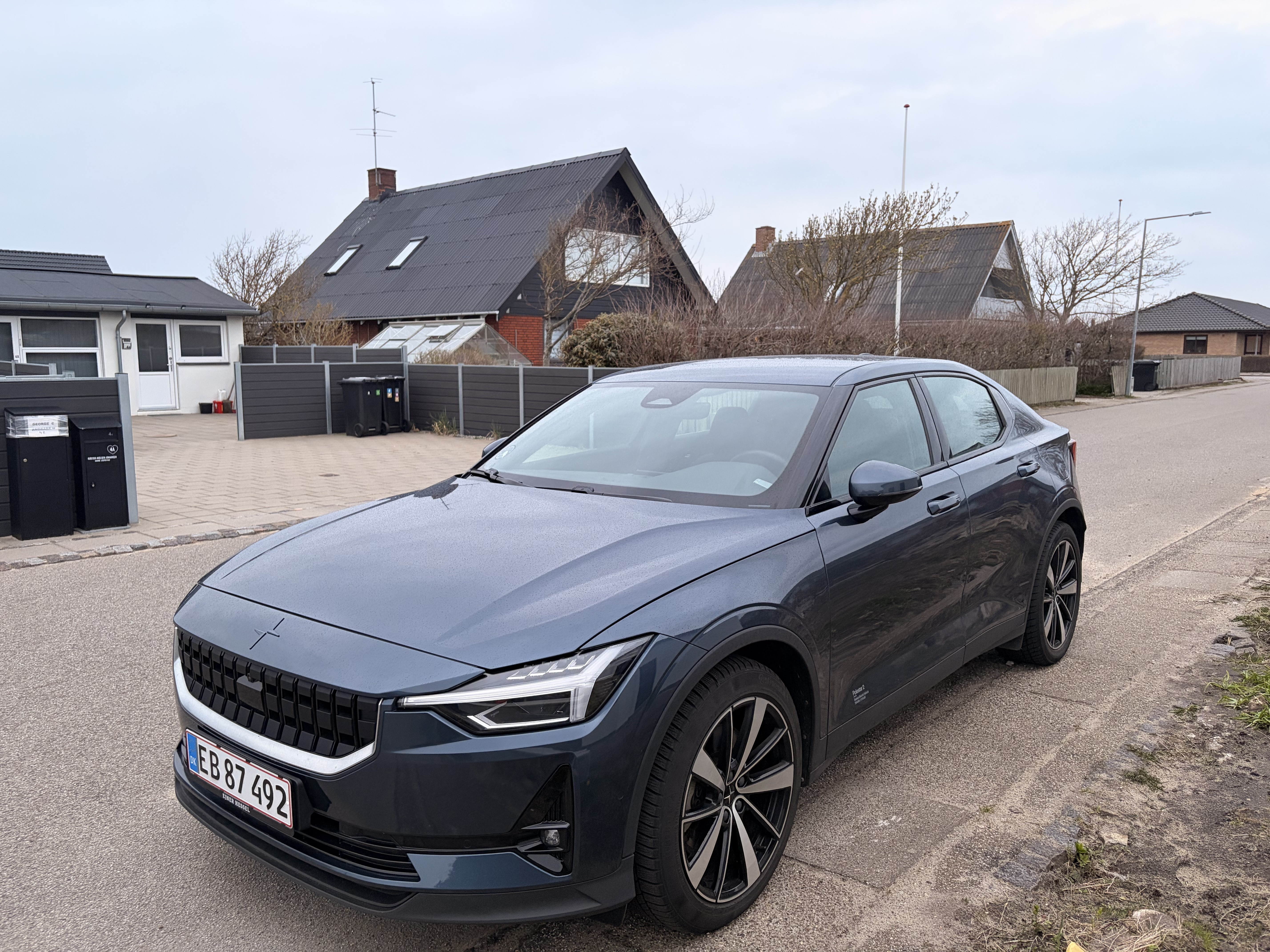 Blå Polestar 2 fra 2022