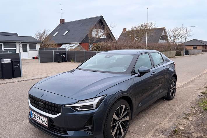 Blå Polestar 2 fra 2022