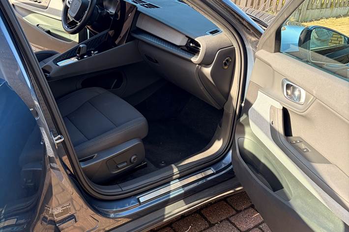 Blå Polestar 2 fra 2022