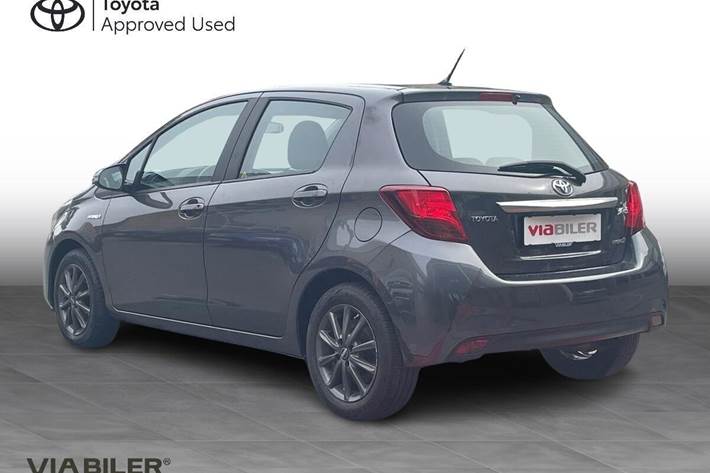 Grå Toyota Yaris fra 2016
