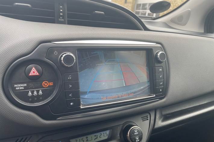 Grå Toyota Yaris fra 2016