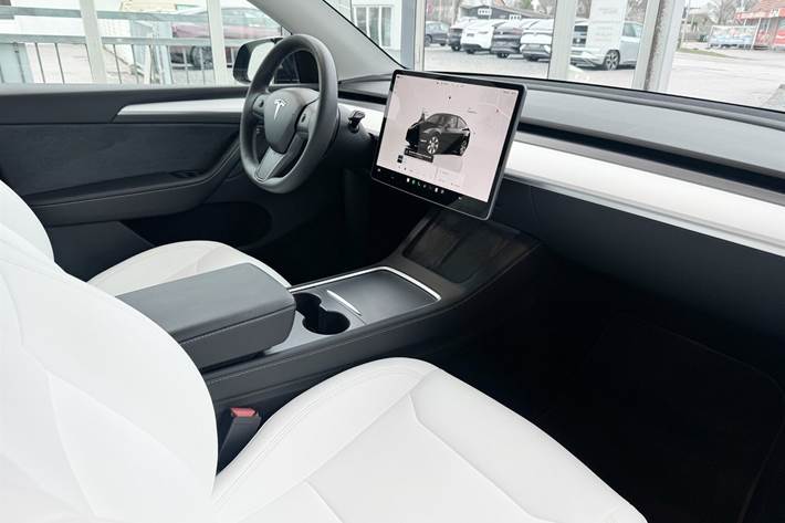 Sort Tesla Model Y fra 2023