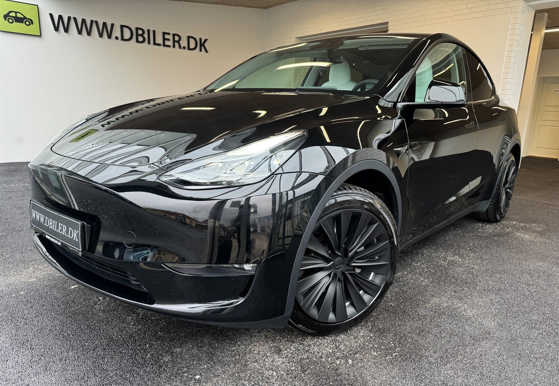 Sort Tesla Model Y fra 2023