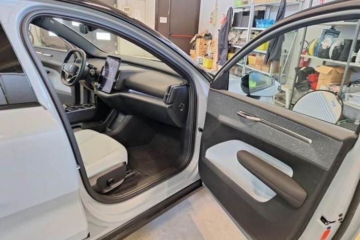 Grå Volvo EX30 fra 2024