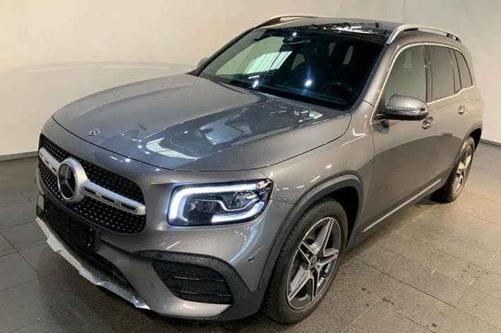 Grå Mercedes GLB220 d fra 2021 set udefra
