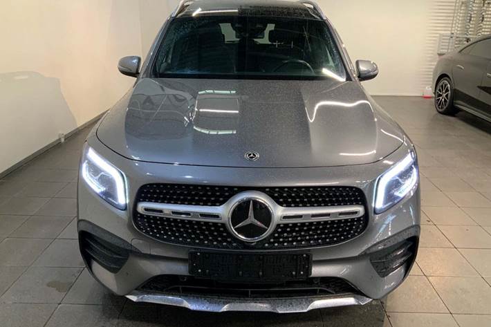 Grå Mercedes GLB220 d fra 2021 set udefra