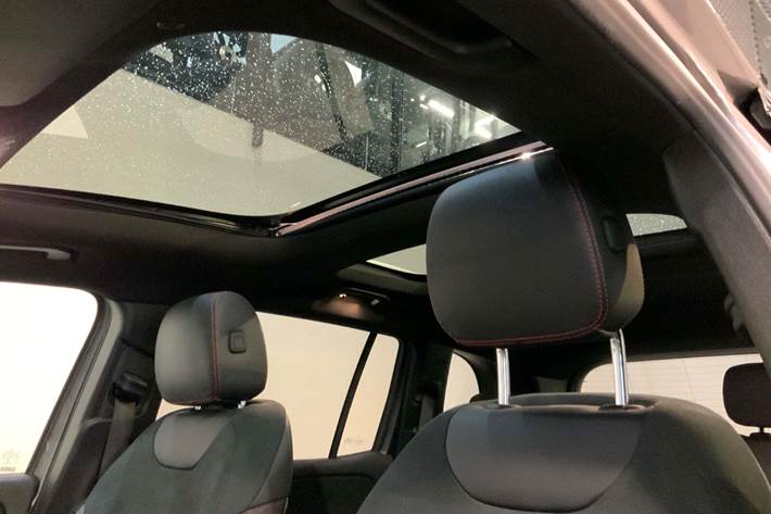Grå Mercedes GLB220 d fra 2021