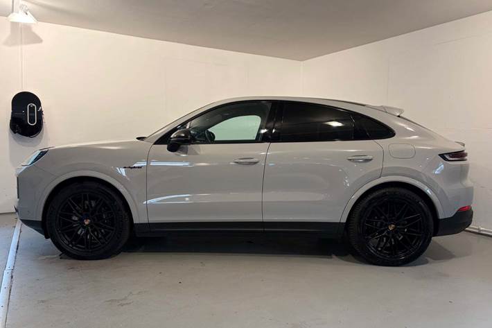 Grå Porsche Cayenne fra 2024