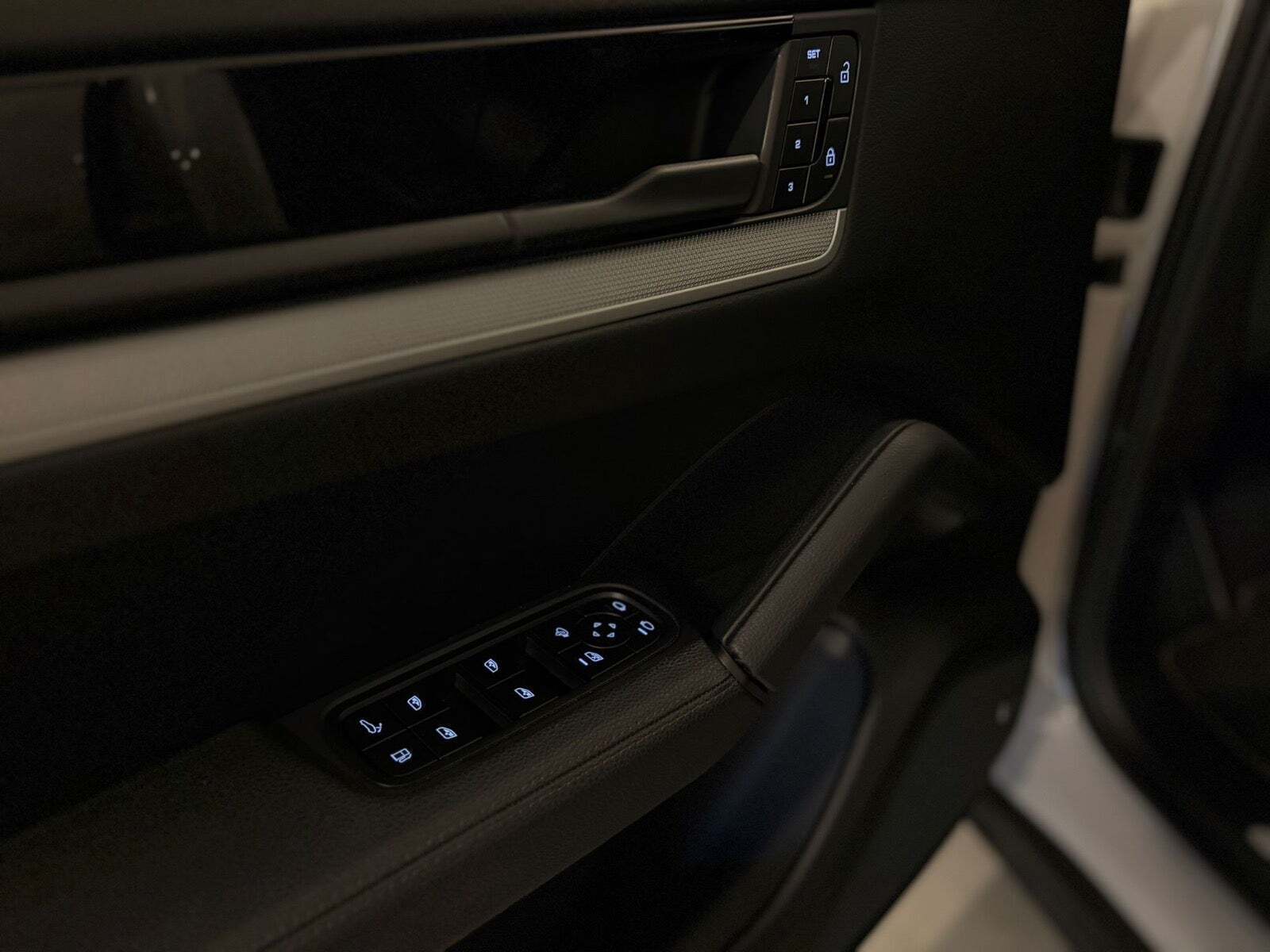 Grå Porsche Cayenne fra 2024