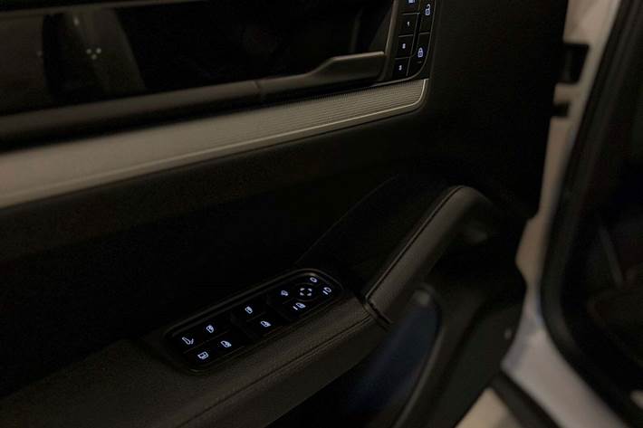 Grå Porsche Cayenne fra 2024