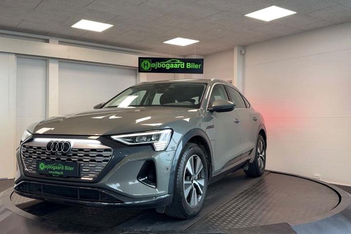 Grå Audi Q8 e-tron fra 2024 set udefra