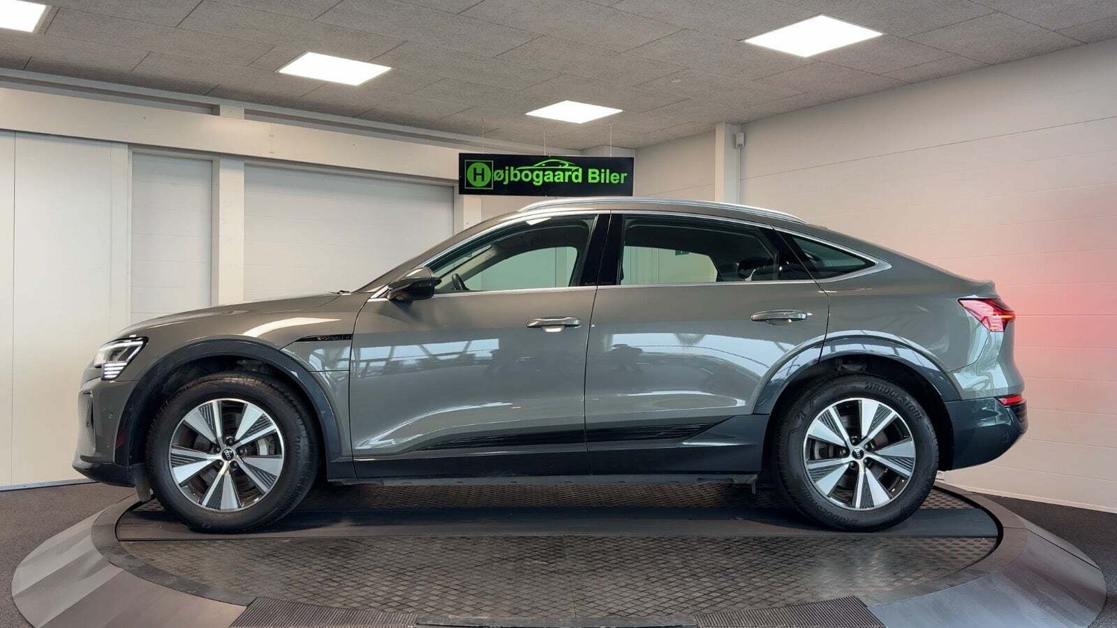 Grå Audi Q8 e-tron fra 2024