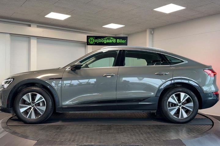 Grå Audi Q8 e-tron fra 2024