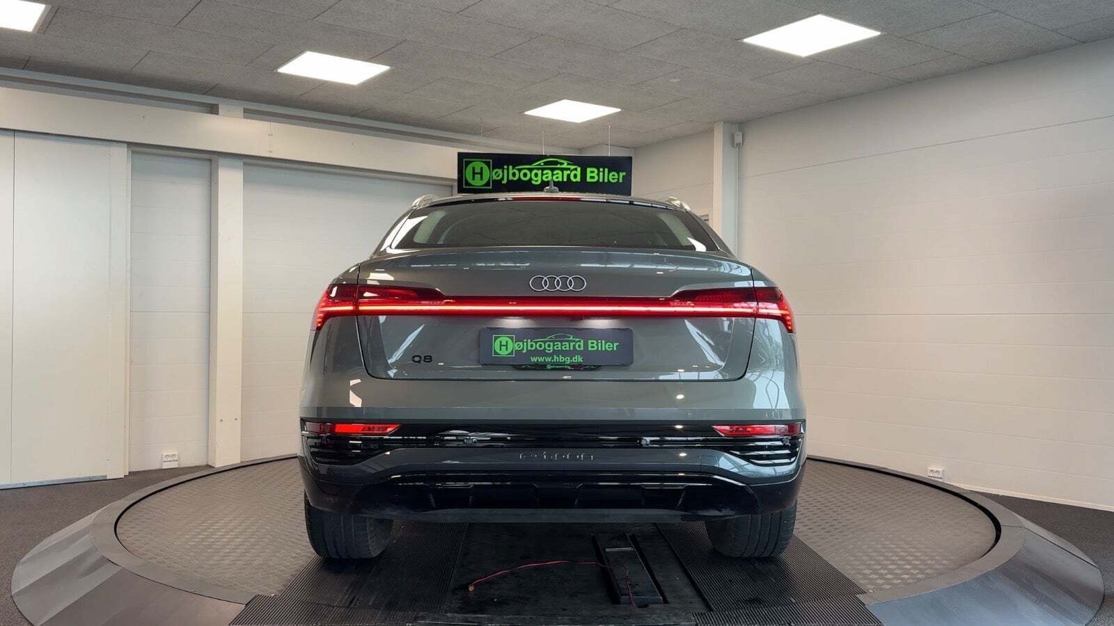 Grå Audi Q8 e-tron fra 2024