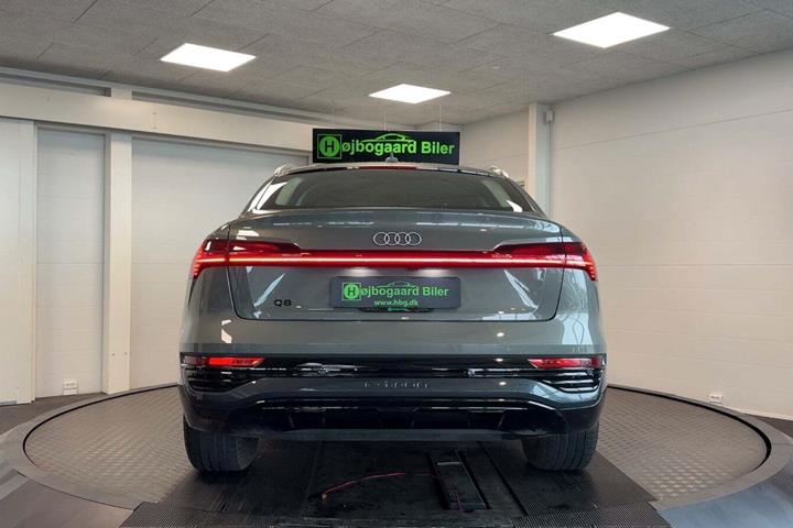 Grå Audi Q8 e-tron fra 2024