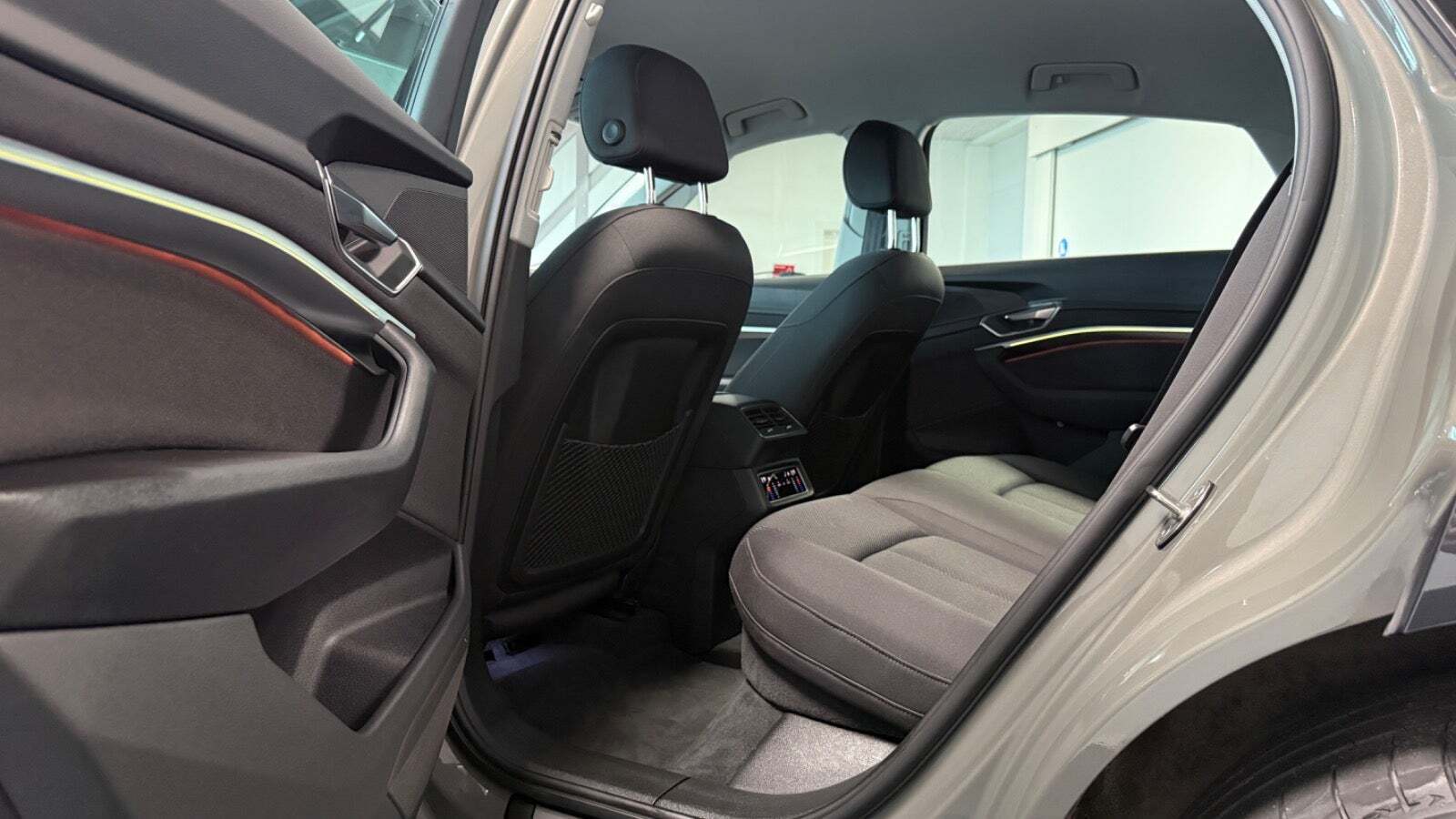 Grå Audi Q8 e-tron fra 2024