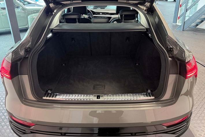 Grå Audi Q8 e-tron fra 2024