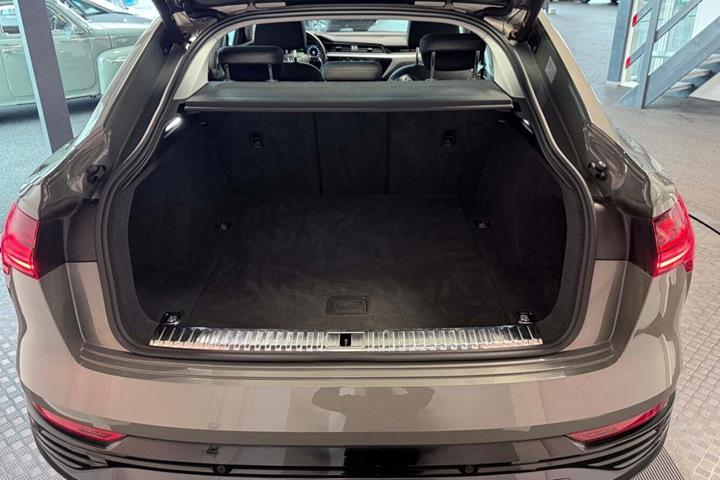 Grå Audi Q8 e-tron fra 2024