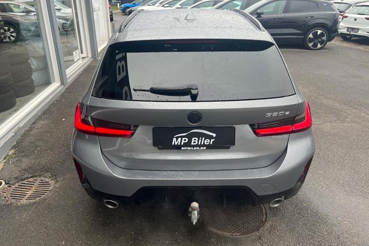 Grå BMW 320e fra 2024 set udefra