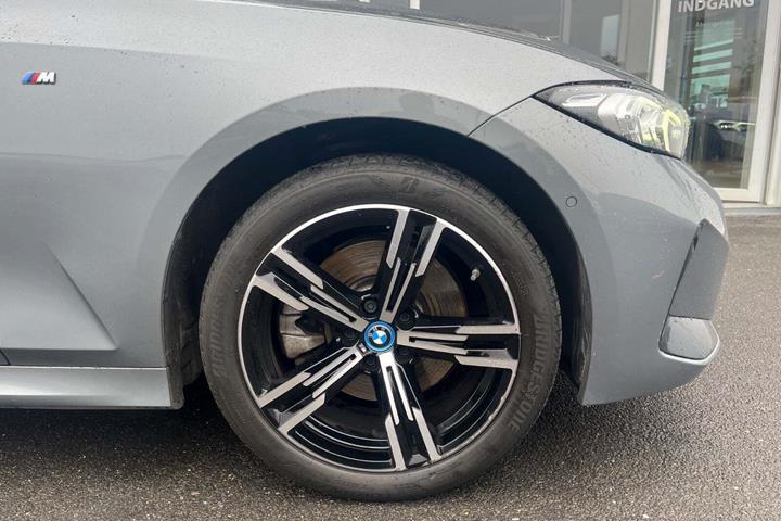 Grå BMW 320e fra 2024