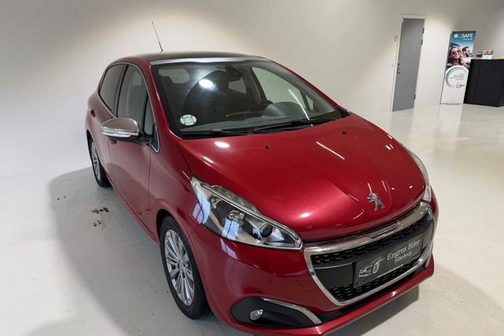 Rød Peugeot 208 fra 2018 set udefra
