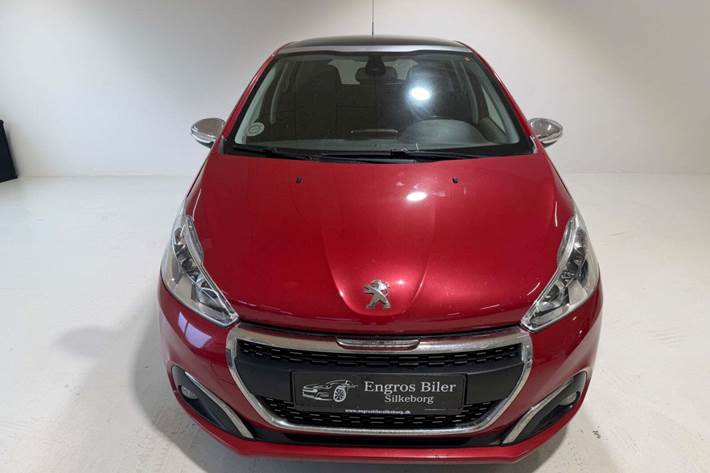 Rød Peugeot 208 fra 2018