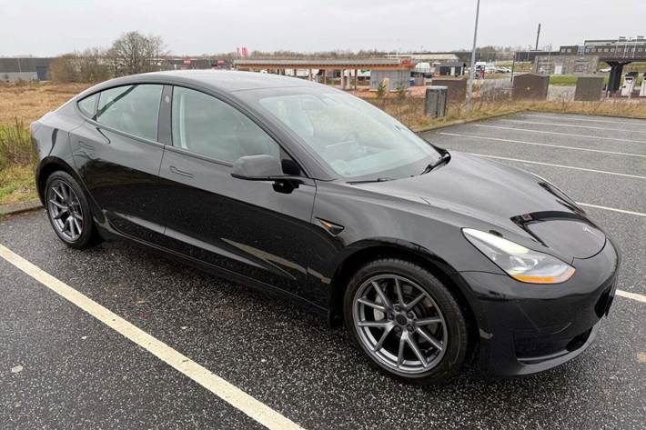 Sort Tesla Model 3 fra 2021