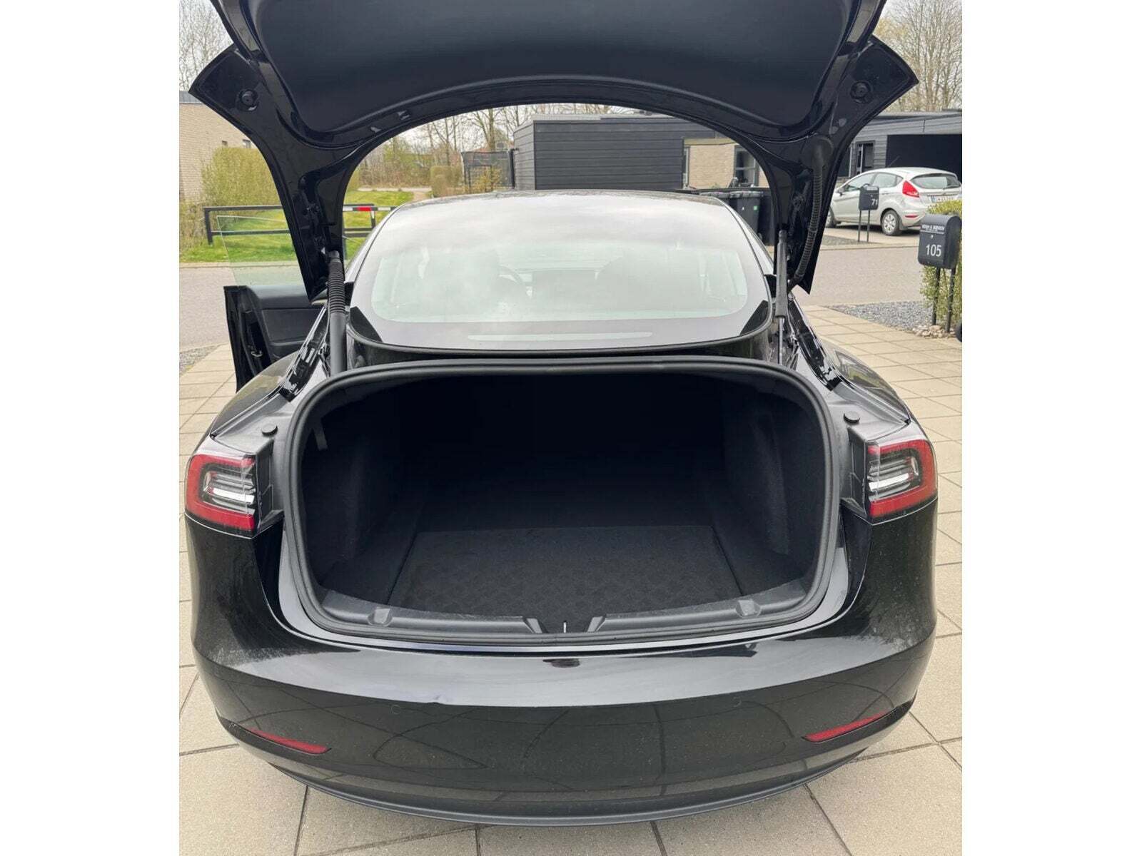 Sort Tesla Model 3 fra 2021