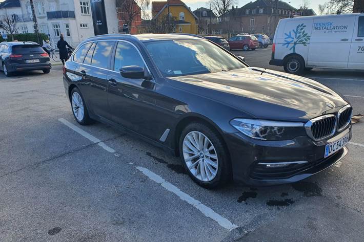 Grå BMW 520i fra 2019