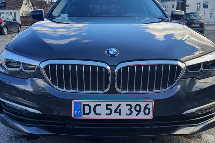Grå BMW 520i fra 2019