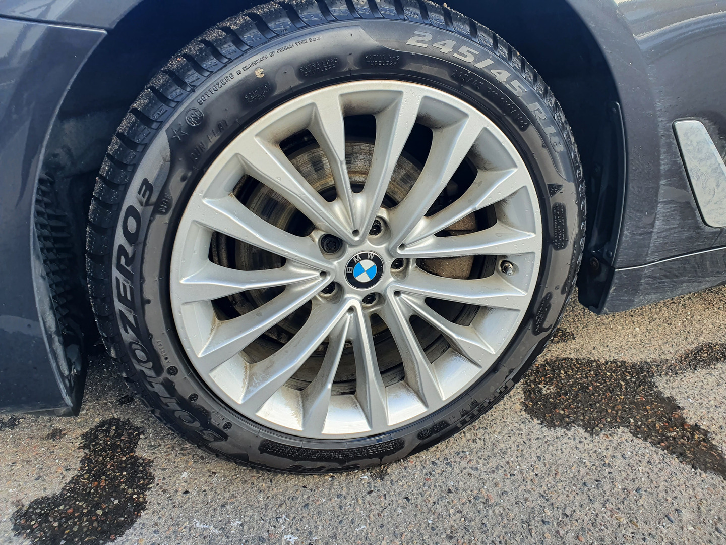 Grå BMW 520i fra 2019