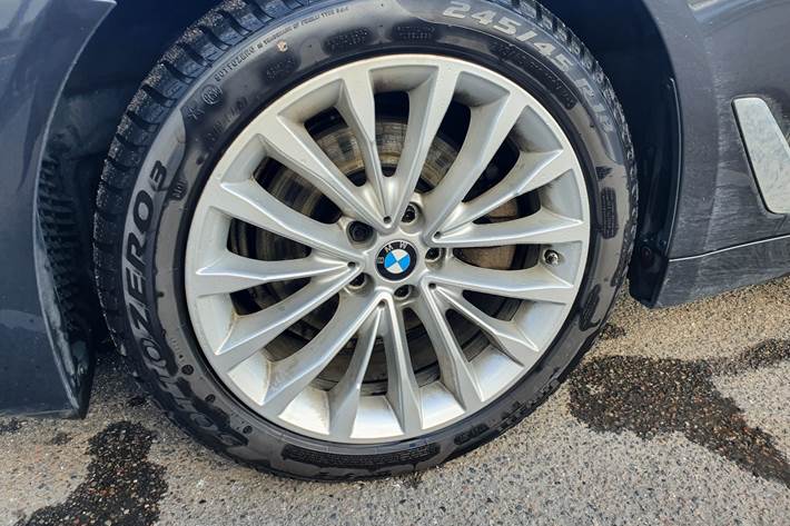 Grå BMW 520i fra 2019