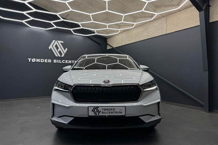 Hvid Skoda Enyaq fra 2023