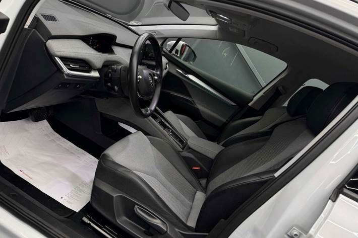 Hvid Skoda Enyaq fra 2023