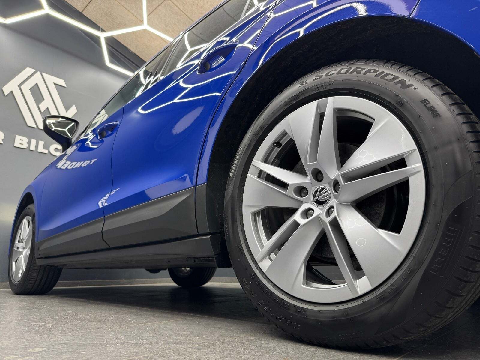 Blå Skoda Enyaq fra 2023