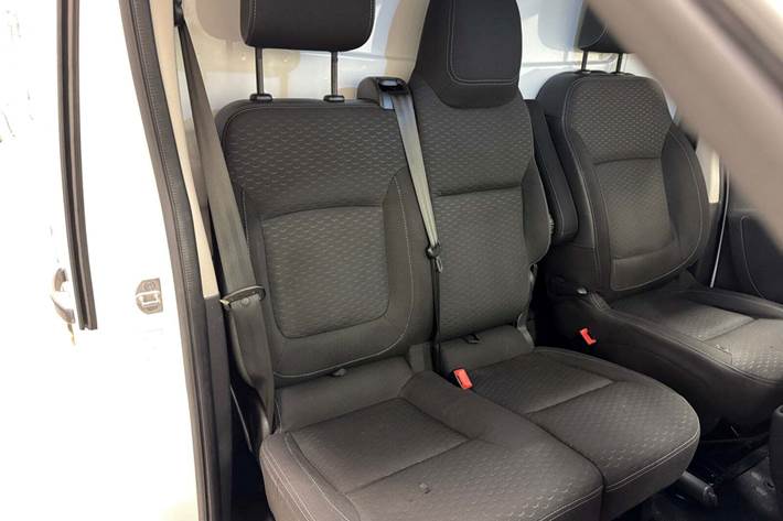 Hvid Opel Vivaro fra 2015