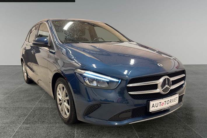 Blå Mercedes B200 fra 2020