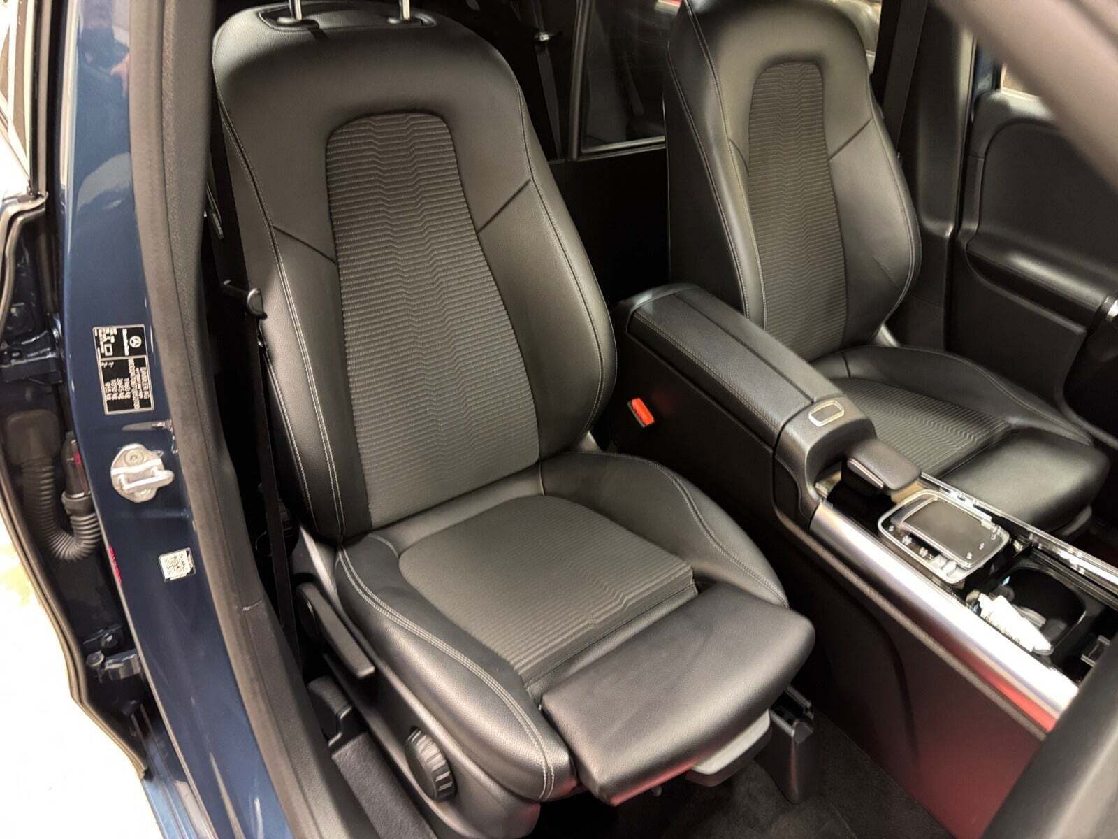 Blå Mercedes B200 fra 2020