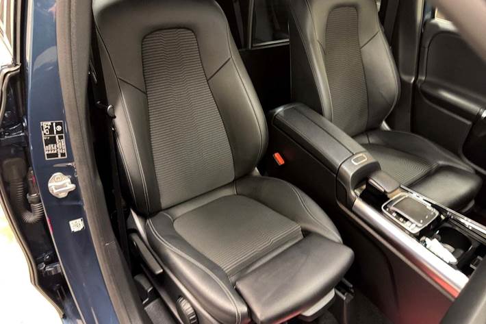 Blå Mercedes B200 fra 2020