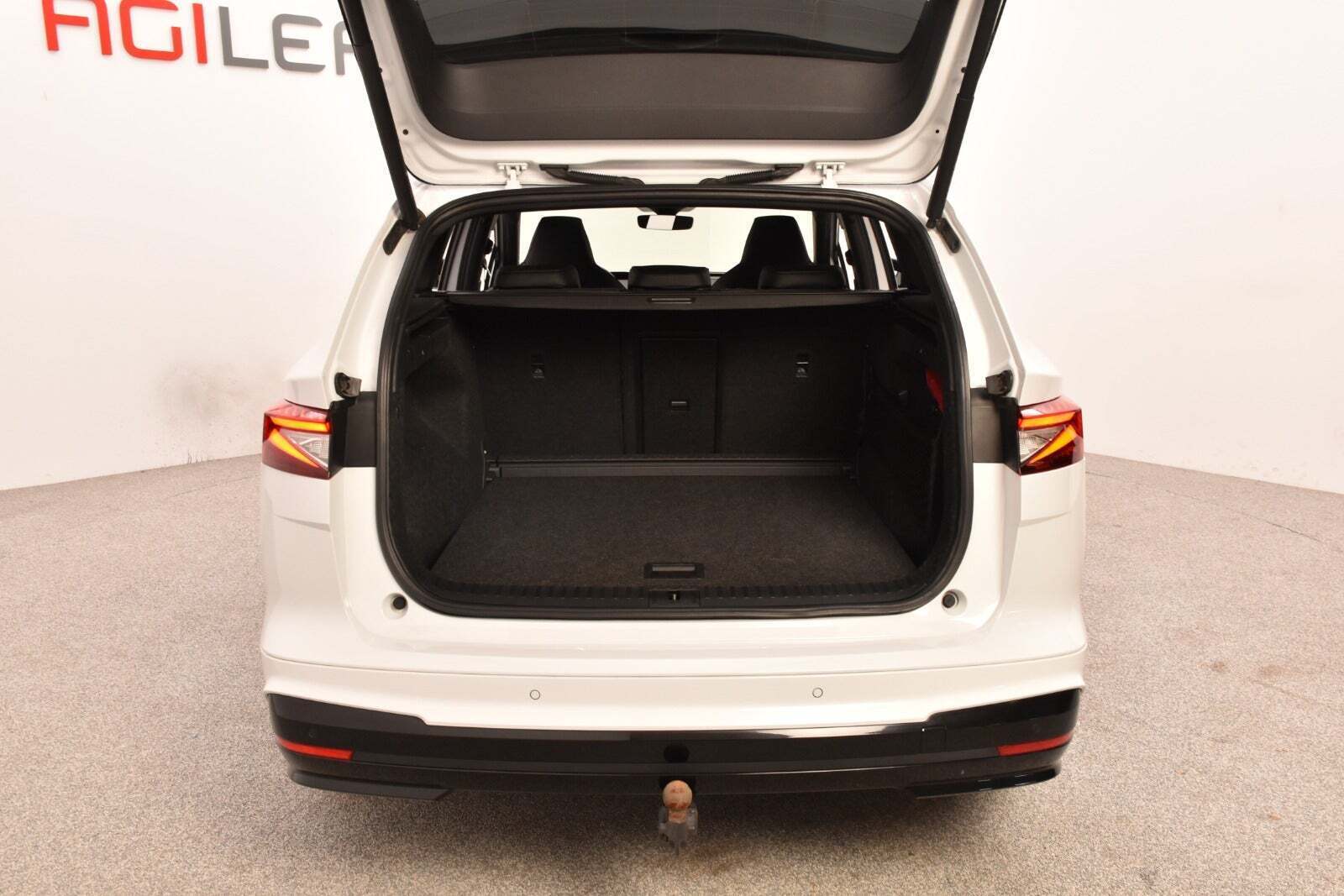 Hvid Skoda Enyaq fra 2022