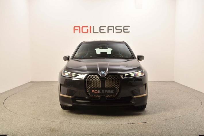 Grå BMW iX fra 2021