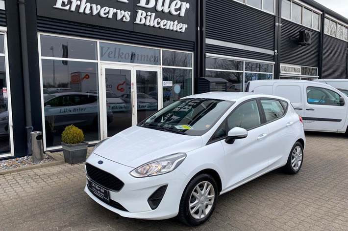 Hvid Ford Fiesta fra 2020 set udefra