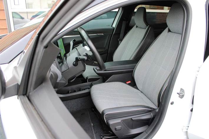 Hvid Renault Megane E-Tech fra 2023