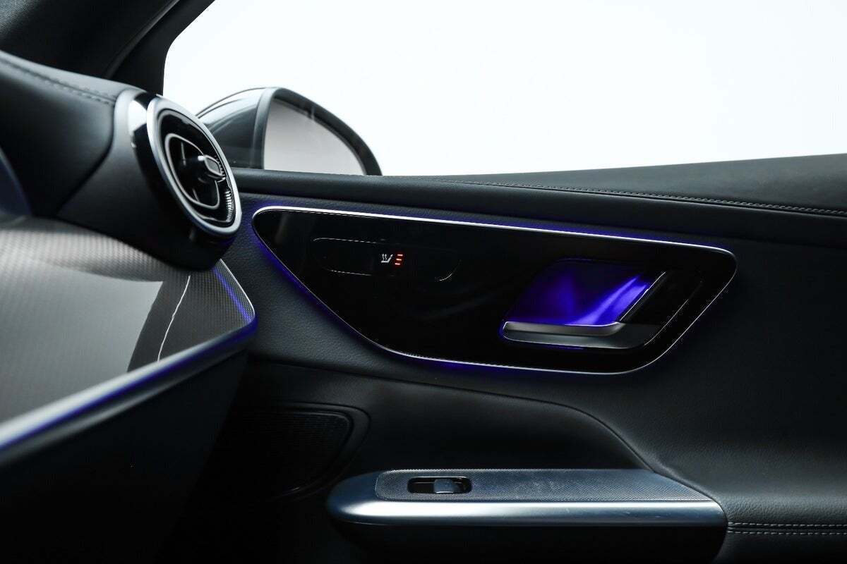 Grå Mercedes GLC300 e fra 2024