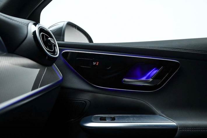 Grå Mercedes GLC300 e fra 2024