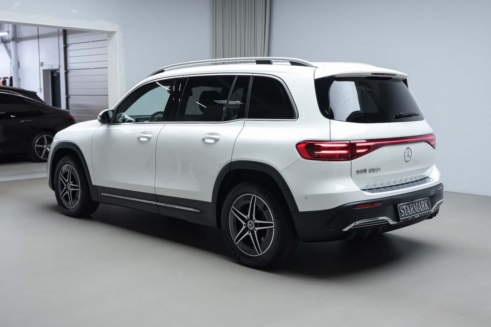 Hvid Mercedes EQB250+ fra 2026