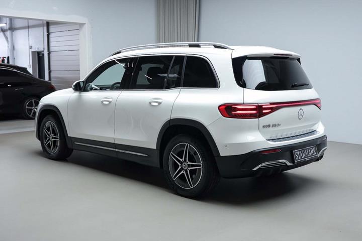 Hvid Mercedes EQB250+ fra 2026