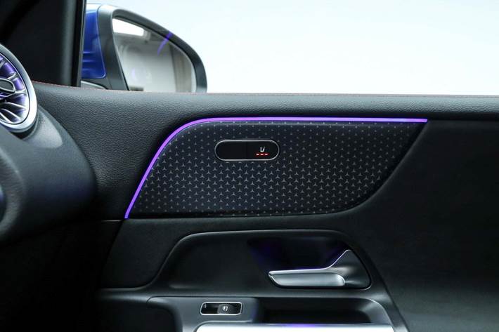 Blå Mercedes EQB350 fra 2025