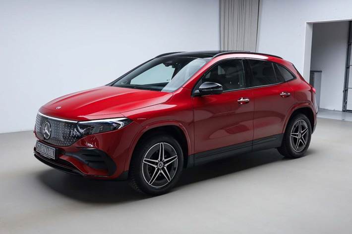 Rød Mercedes EQA350 fra 2025 set udefra